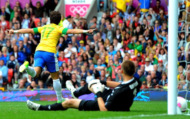 Alexandre Pato comemorta gol do Brasil contra Bielorrússia (Foto: AFP)