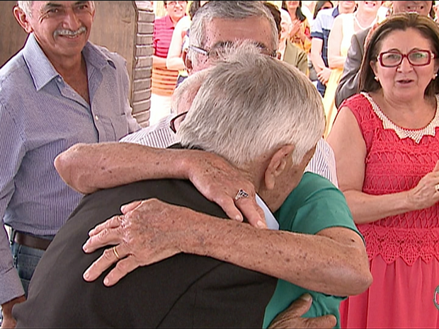 Abraço marcou o fim da cerimônia de renovação de votos nos 70 anos de casamento (Foto: Reprodução/TV Asa Branca)
