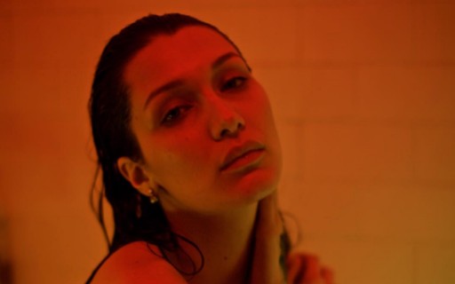 À meia luz Bella Hadid exala sensualidade sem fazer esforço GQ Musa