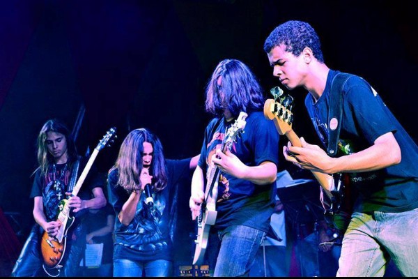 Banda Crazy Heads em suas apresentações com muito rock roll (Foto: Márcio Manhães)