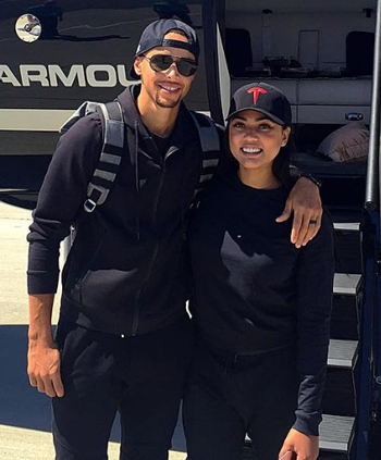 Stephen Curry posa com a esposa durante viagem pela Ásia (Foto: Reprodução / Instagram)