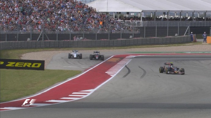 Fernando Alonso empurra Felipe Massa para fora da pista no GP dos EUA (Foto: Divulgação)