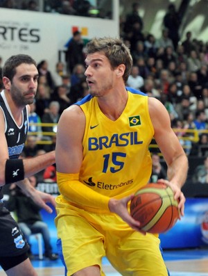 Tiago Splitter Brasil Argentina basquete (Foto: Colin Foster / CBB)