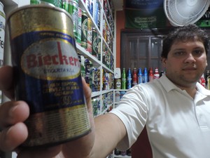 Lata de ferro histórica da cerveja Bieckert foi adquirida pela internet (Foto: Carlos Dias/G1)