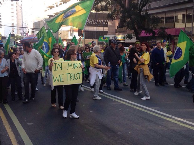 Protesto em Curitiba (Foto: Amanda Menezes/RPC)