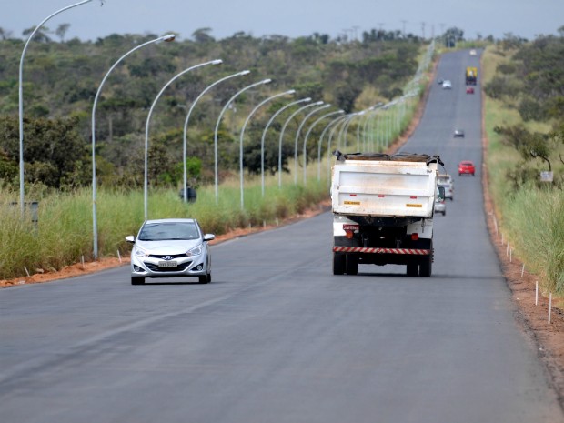 Trecho da DF-001recebe duas camadas de revestimento (Foto: Dênio Simões/Agência Brasília)