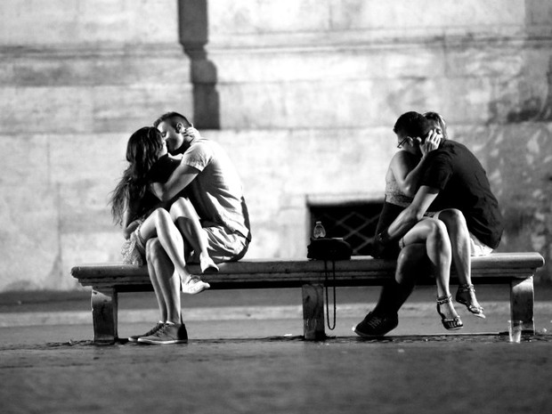 qui, dois casais se beijam na romântica capital italiana, Roma (Foto: Ignacio Lehmann/BBC) qui, dois casais se beijam na romântica capital italiana, Roma (Foto: Ignacio Lehmann/BBC)