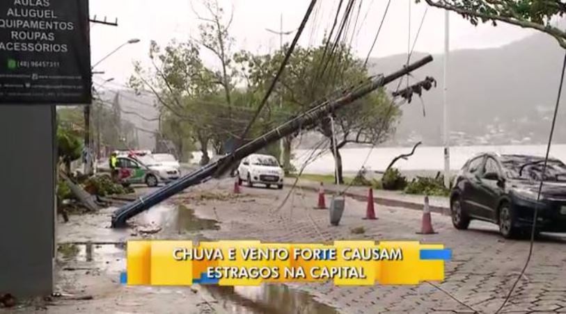Postes caíram na avenidas das Rendeiras, na Lagoa da Conceição (Foto: Reprodução/RBS TV)