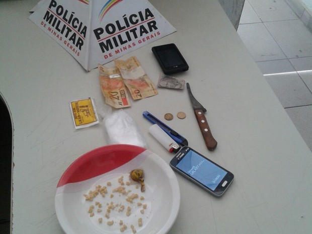 Segundo a PM, o prato estava em cima de uma cama, no quarto do homem  (Foto: Polícia Militar/Divulgação)