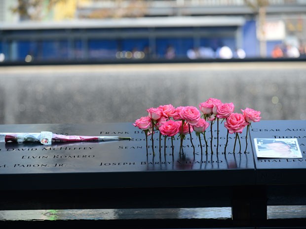Parentes de vítimas colocam rosas no Memorial de 11 de Setembro (Foto: AP/David Handschuh, Pool)