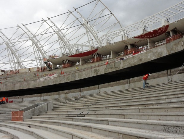 Focada na nova cobertura, a Andrade Gutierrez instalou as primeiras 15 folhas da estrutura metálica do Beira-Rio (Foto: Carmen Lopes /GLOBOESPORTE.COM)