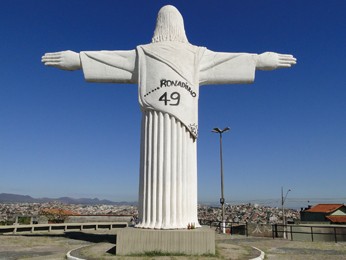 Vândalos picham 'Ronadinho 49' em Cristo Redentor de Belo Horizonte (Foto: Alex Araújo/G1)
