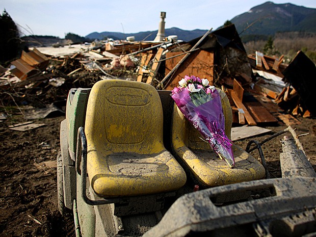 Flores em homenagem às vítimas são deixadas sobre o banco de um veículo abandonado. (Foto: Joshua Trujillo/Seattlepi.com/AP)