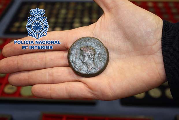 Foto divulgada pela polícia espanhola mostra a moeda recuperada (Foto: AFP) Foto divulgada pela polícia espanhola mostra a moeda recuperada (Foto: AFP)