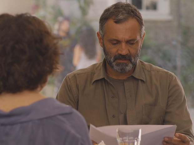Miguel não esconde a surpresa ao ver foto antiga (Foto: TV Globo)