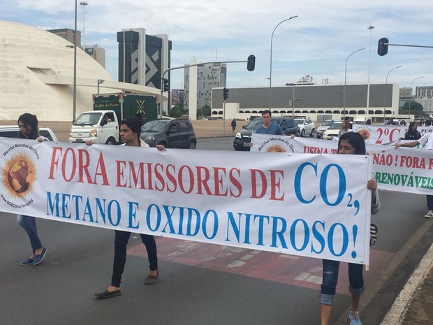 Manifestantes fazem marcha no Eixo Monumental, em Brasília, pedindo redução na emissão de gases estufa (Foto: Alexandre Bastos/G1) Manifestantes fazem marcha no Eixo Monumental, em Brasília, pedindo redução na emissão de gases estufa (Foto: Alexandre Bastos/G1)