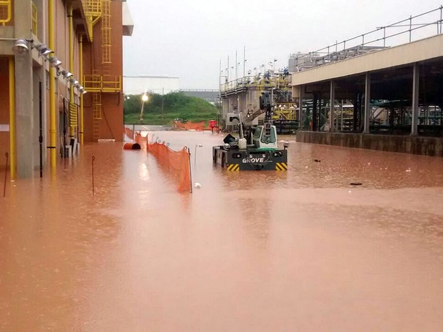 Área interna da Refinaria Abreu e Lima, em Ipojuca, ficou alagada após as chuvas deste sábado (Foto: Reprodução / Enviada por Whatsapp)