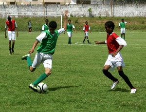 Jogo de futebol entre IFMA-Maracanã (verde) e Fernando Perdigão (vermelho) pelos Jogos Escolares Maranhenses (JEMs) (Foto: Divulgação)