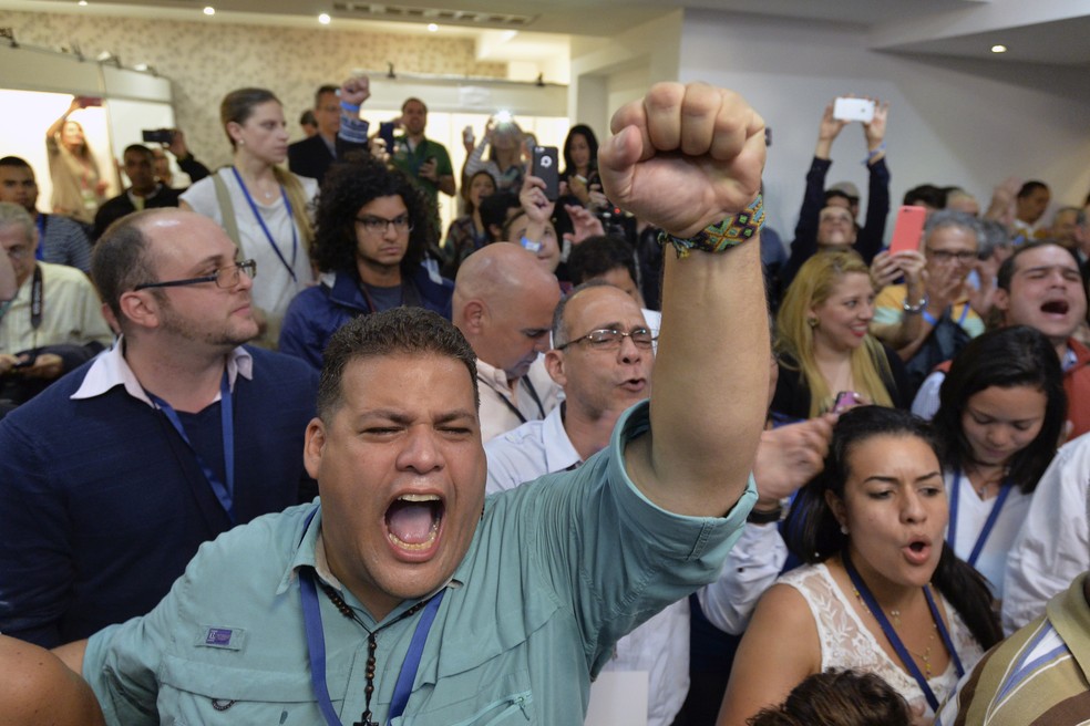 Membros do partido da oposição Movimento Democrático da Unidade (MUD) celebram vitória nas eleições legislativas na Venezuela (Foto: Luis Robayo/AFP PHOTO)