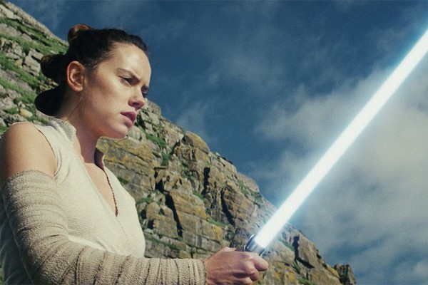 A atriz Daisy Ridley como Rey em cena de Star Wars: Episódio VIII - Os Últimos Jedi (Foto: Divulgação)