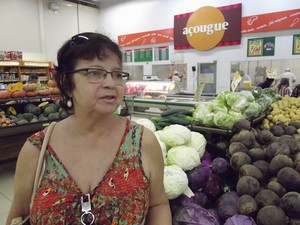Aldenora Torres reclama da qualidade de legumes e verduras nas gndolas (Foto: Fabio Pontes/BBC)