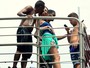 Nego do Borel troca beijos em bloco de carnaval comandado por Anitta