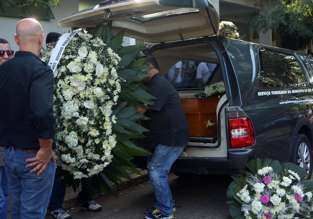 Caixão de Flávio Guarnieri deixa velório (Foto: Iwi Onodera / Ego)