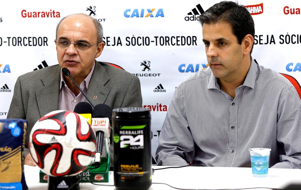 Eduardo Bandeira e Wrobel na coletiva do Flamengo (Foto: Cezar Loureiro / Agência O Globo)