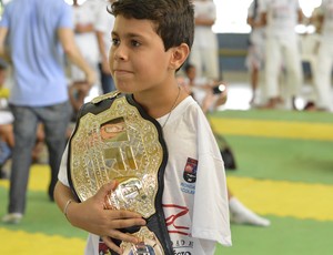José Kelvin, campeão brasileiro de karatê, com cinturão do UFC (Foto: Divulgação/UFC)