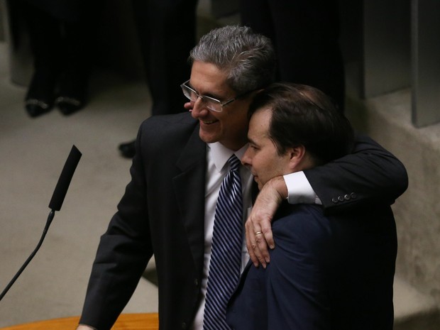 O deputado Rodrigo Maia (DEM-RJ), com 120 votos, e o deputado Rogério Rosso (PSD-DF), com 106 votos, disputam o segundo turno da eleição para presidente da Câmara dos Deputados (Foto: Fabio Rodrigues Pozzebom/Agência Brasil)