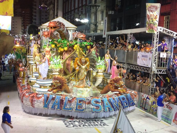 Vale Samba desfila em Joaçaba com 1,2 mil integrantes (Foto: Lucas Neves/RBS TV)