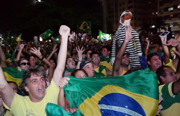 Manifestantes a favor do impeachment se reúnem em Copacabana (Foto: Fernando Frazão/Agência Brasil)