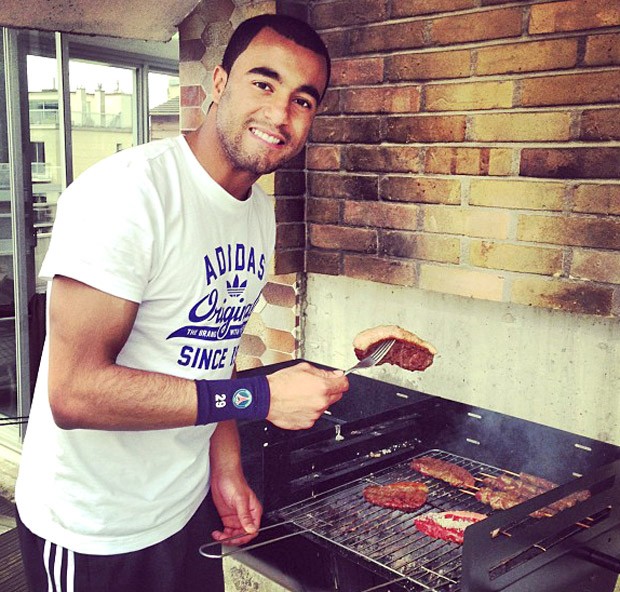 Lucas faz churrasco em casa (Foto: Reprodução / Instagram)