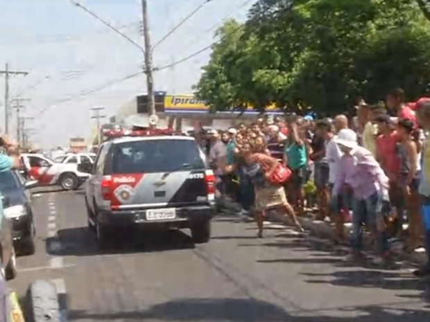 Moradores tentam bater na viatura que levava o suspeito preso (Foto: Reprodução / TV TEM) Moradores tentam bater na viatura que levava o suspeito preso (Foto: Reprodução / TV TEM)