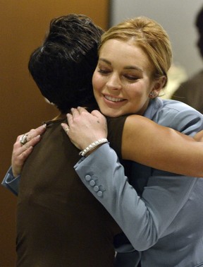 Lindsay Lohan abraça sua advogada no tribunal ao saber que conseguiu a condicional informal (Foto: AFP)