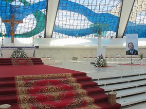 Altar da catedral de Brasília foi preparado para missa de sétimo dia de Eduardo Campos (Foto: Dayane Oliveira/ G1)