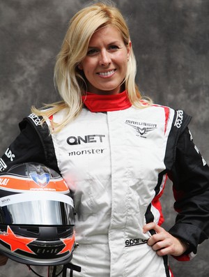 Maria de Villota posa com o uniforme da Marussia em março de 2012, três meses antes do acidente (Foto: Getty Images)