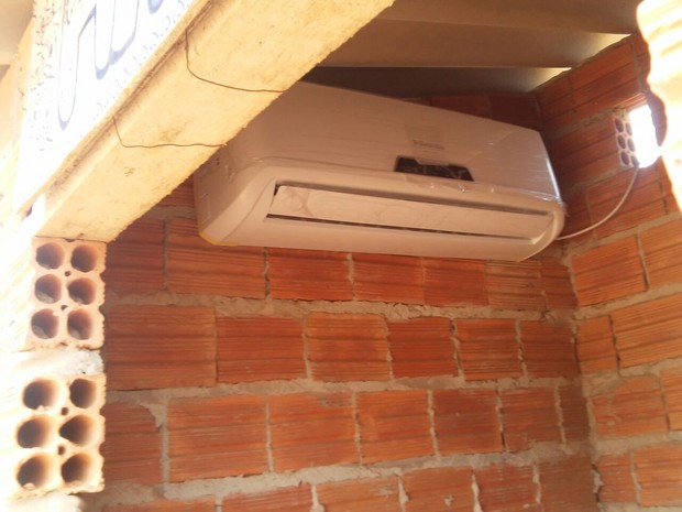 Ar condicionado foi instalado em uma casinha de cachorro (Foto: Arquivo Pessoal)