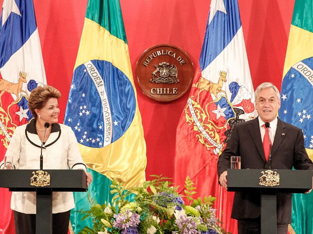 Dilma durante declaração à imprensa ao lado do presidente do Chile (Foto: Roberto Stuckert Filho / Presidência)