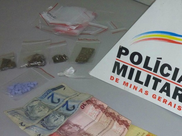 Maconha, cocaína, LSD e ecstasy foram apreendidos em Pará de Minas (Foto: Polícia Militar/Divulgação)