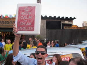 Ambulante segura placa improvisada na Vila Madalena, nesta segunda-feira (Foto: Darlan Alvarenga/G1)