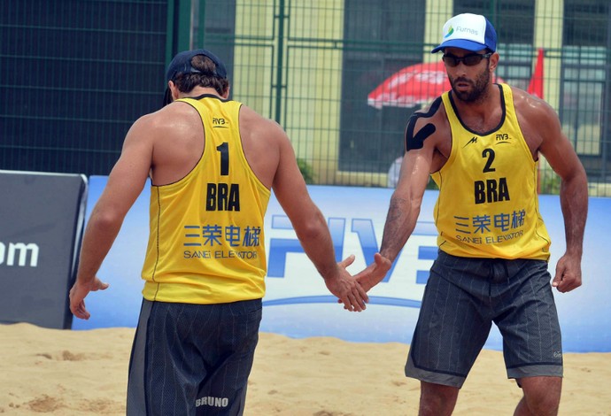 Bruno Schmidt e Pedro Solberg, em Xangai, Circuito Mundial de Vôlei de Praia (Foto: FIVB / Divulgação)