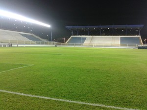 Gramado do Estádio Moacyrzão, em Macaé, em junho de 2013 (3) (Foto: Júnior Costa)