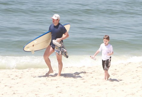 Murilo Benício ensina Pietro a surfar em praia do Rio e tira foto com fãs (Delson Silva / Ag. News)