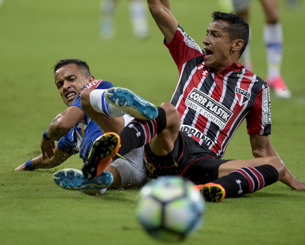 Cícero em ação contra o Cruzeiro: São Paulo fez bom jogo, mas foi eliminado no Mineirão (Foto: Washington Alves)