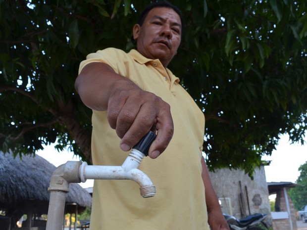 Abastecimento de água é racionado na Raposa I (Foto: Valéria Oliveira/G1)