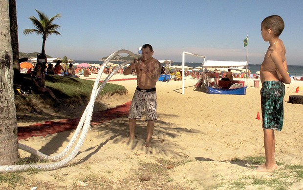 Gleison Tibau treino na praia MMA (Foto: Adriano Albuquerque)