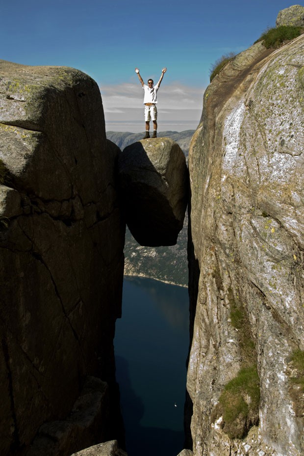 Turista no Kjeragbolten, na Noruega (Foto: Bildagentur RM/TIPs/Photononstop/AFP)