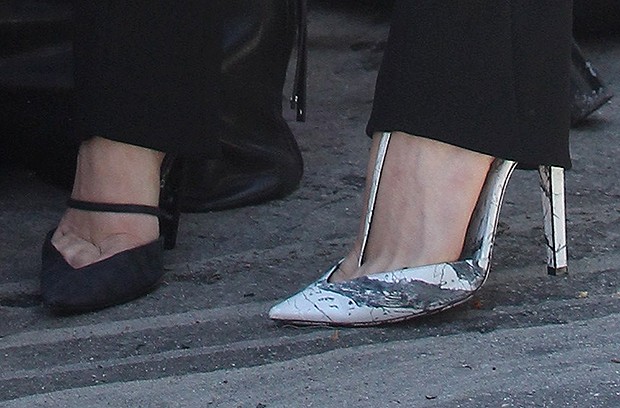 Lady Gaga usando dois sapatos diferentes X17 (Foto: X17/Agência)