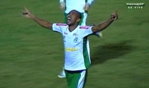 Paulinho comemora gol pelo Luverdense (Foto: Reprodução )